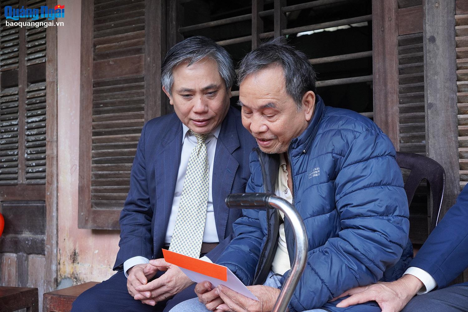 Trưởng ban Tổ chức Tỉnh ủy Lữ Ngọc Bình thăm, chúc Tết ở huyện Mộ Đức