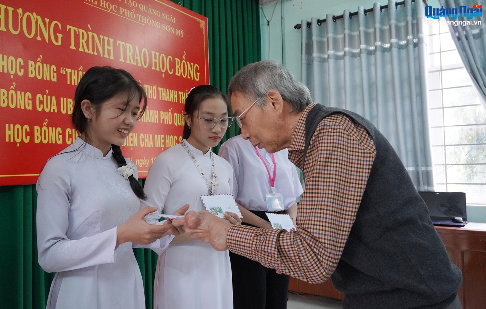 Nhà thơ Thanh Thảo tặng học bổng “Thầy tôi” cho học sinh Trường THPT Sơn Mỹ