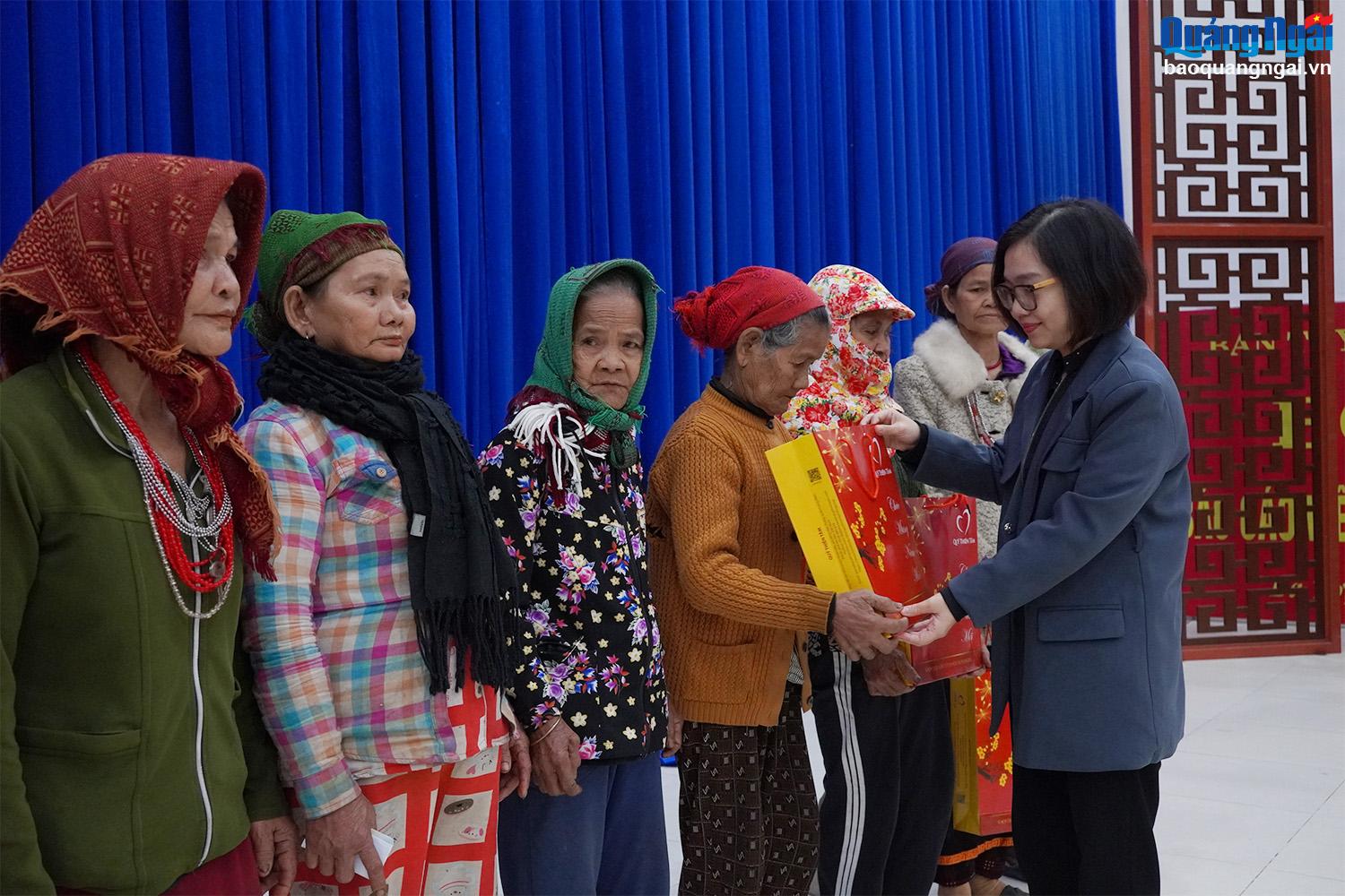 Tặng 400 suất quà Tết cho người dân huyện Ba Tơ