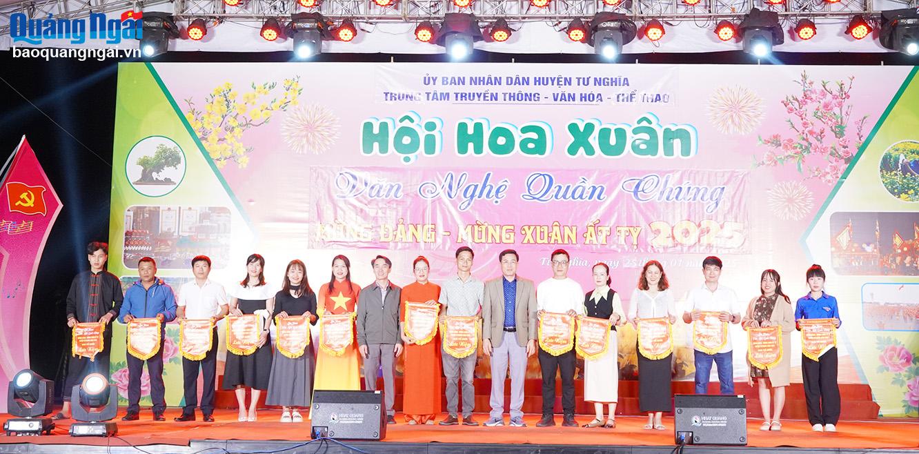 Liên hoan văn nghệ quần chúng mừng Đảng, mừng Xuân Ất Tỵ