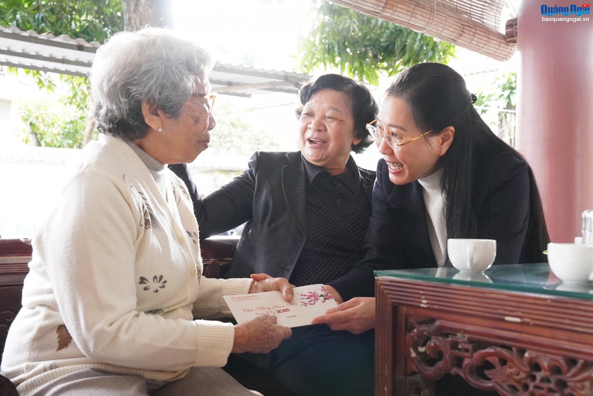 Bí thư Tỉnh ủy Bùi Thị Quỳnh Vân thăm, chúc Tết các gia đình lãnh đạo tỉnh qua các thời kỳ