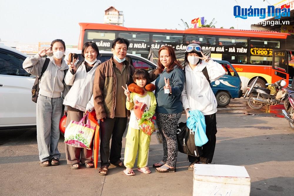 Rộn ràng về quê ăn Tết