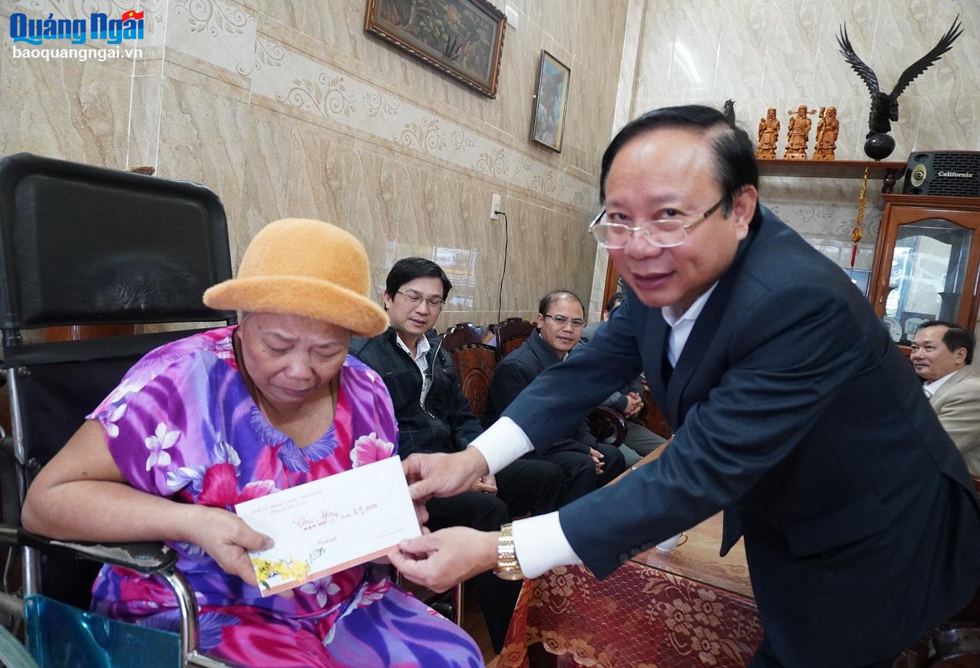 Thăm, tặng quà Tết gia đình người có công với cách mạng