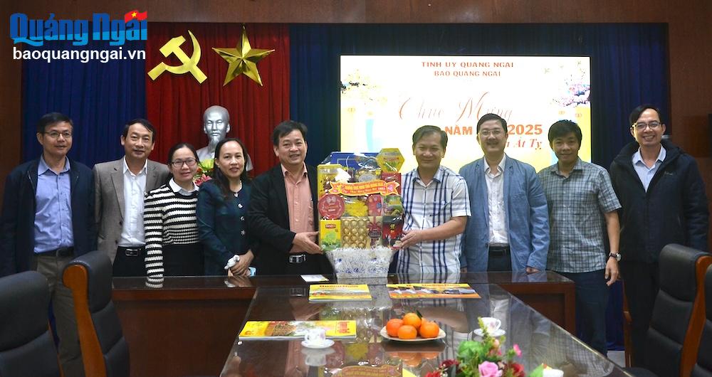 Phó Chủ tịch Thường trực Hội đồng nhân dân tỉnh thăm, chúc Tết Báo Quảng Ngãi