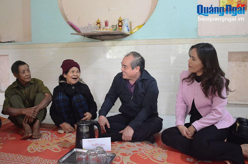Phó Chủ tịch Thường trực UBND tỉnh Trần Hoàng Tuấn thăm, tặng quà Tết cho hộ gia đình chính sách ở huyện Trà Bồng