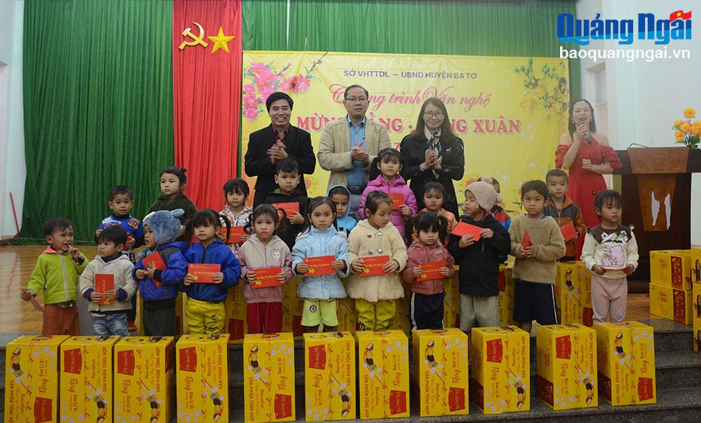  Tặng quà Tết cho học sinh khó khăn ở xã Ba Trang