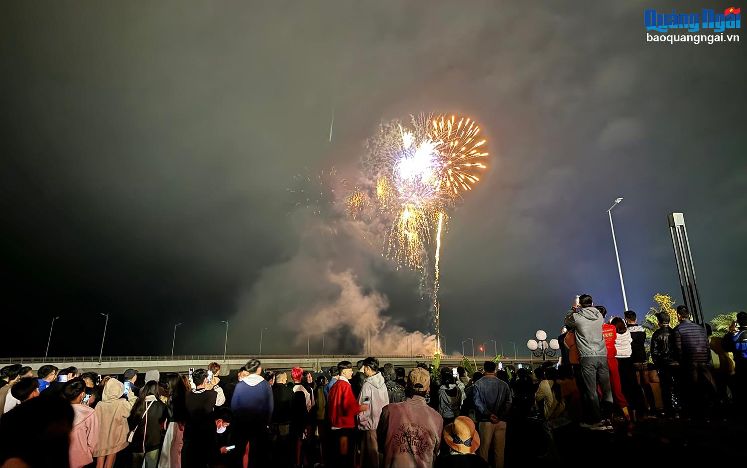 [Photos]. Rực rỡ sắc xuân đêm giao thừa