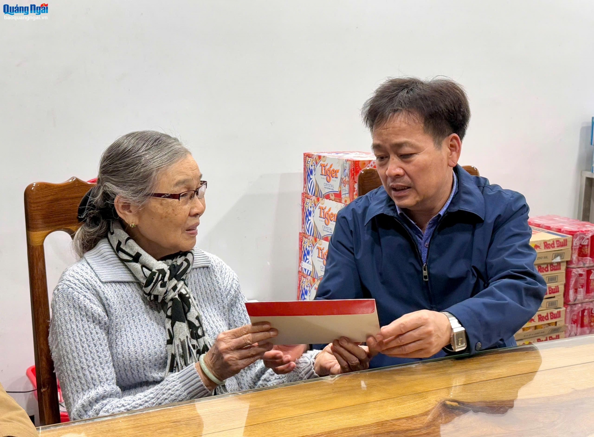 Thăm, tặng quà Tết gia đình người có công cách mạng huyện Bình Sơn