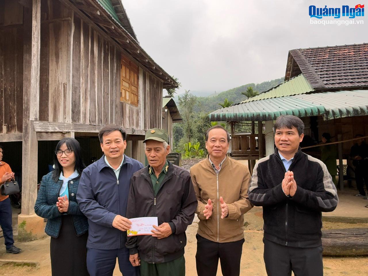 Lãnh đạo tỉnh thăm, chúc Tết người Ca Dong tiêu biểu