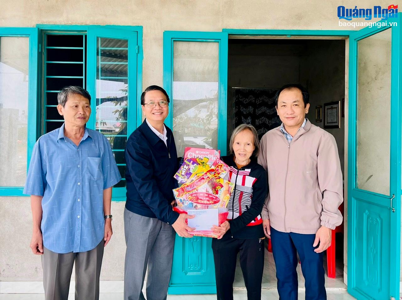 Thăm, tặng quà Tết cho người dân tái định cư thuộc dự án cao tốc Quảng Ngãi - Hoài Nhơn