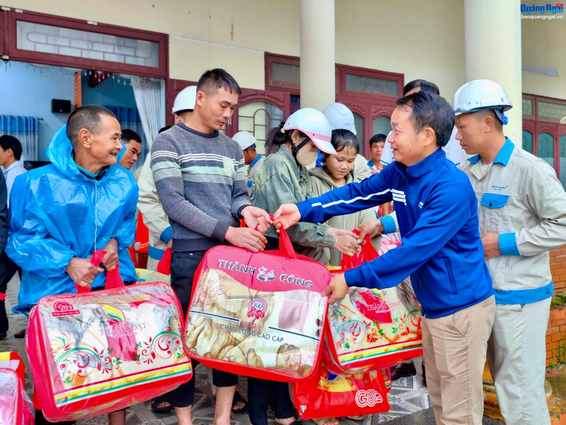 Tặng quà Tết cho đồng bào dân tộc thiểu số vùng sâu Sơn Tây, Sơn Hà