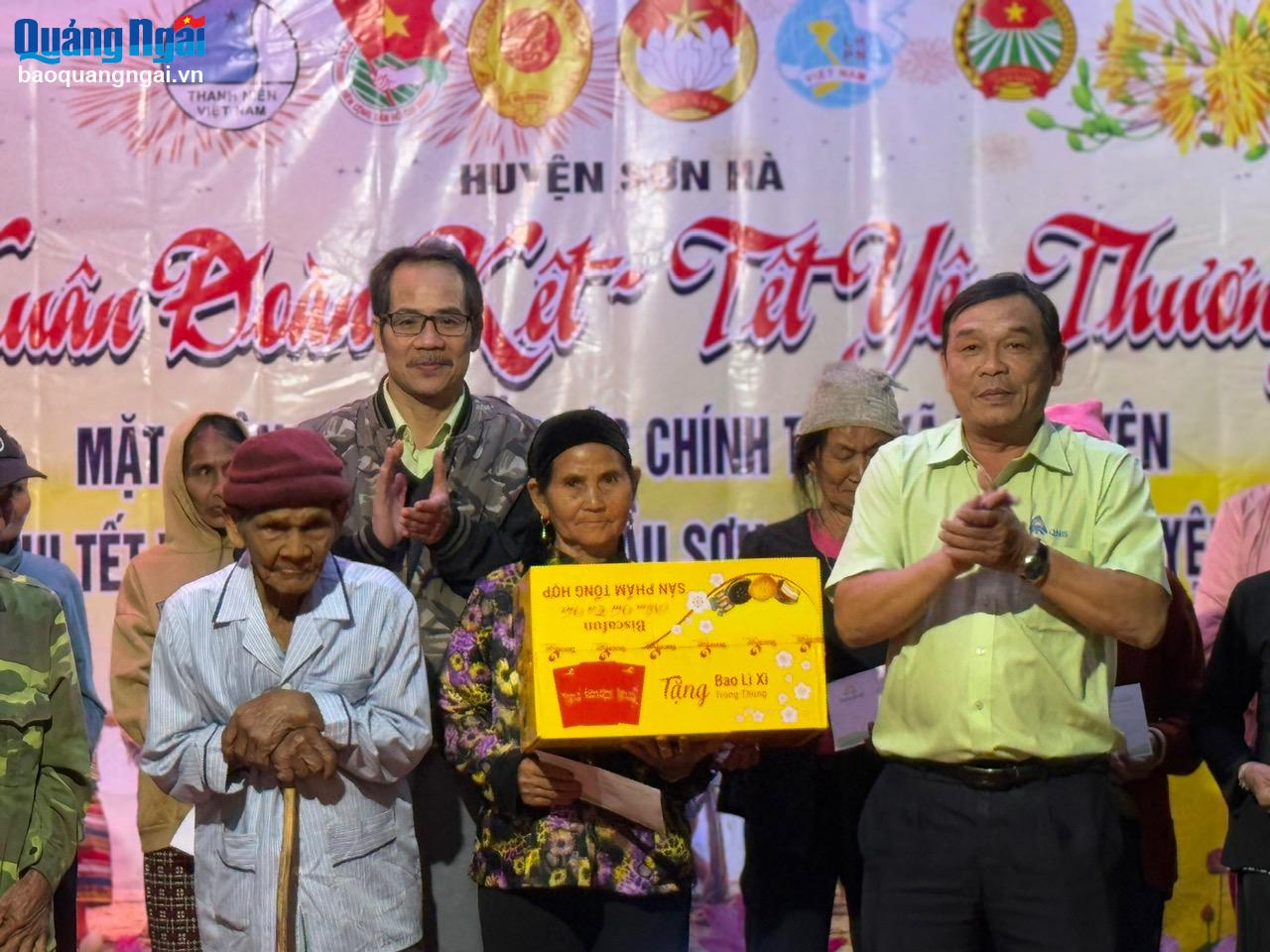 Trao quà tết cho đồng bào Hrê ở xã Sơn Nham