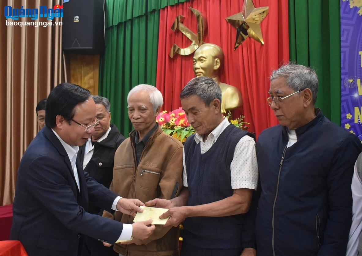 Thăm, tặng quà Tết người có uy tín ở huyện Sơn Hà