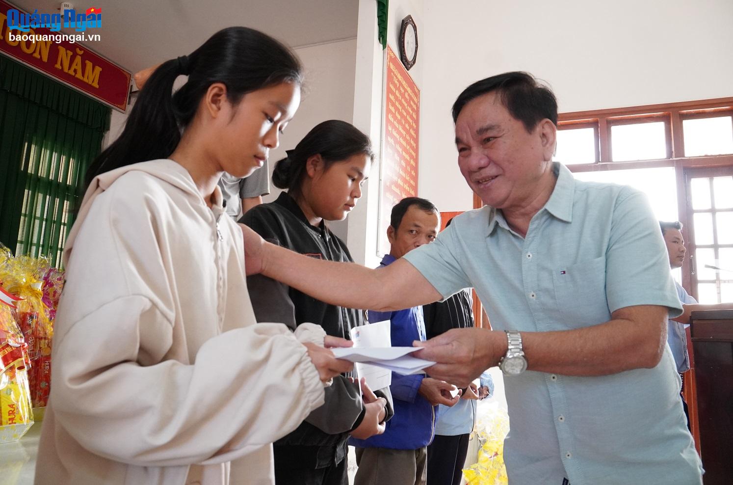 Tặng 216 suất quà “Tết yêu thương – Xuân ấm áp