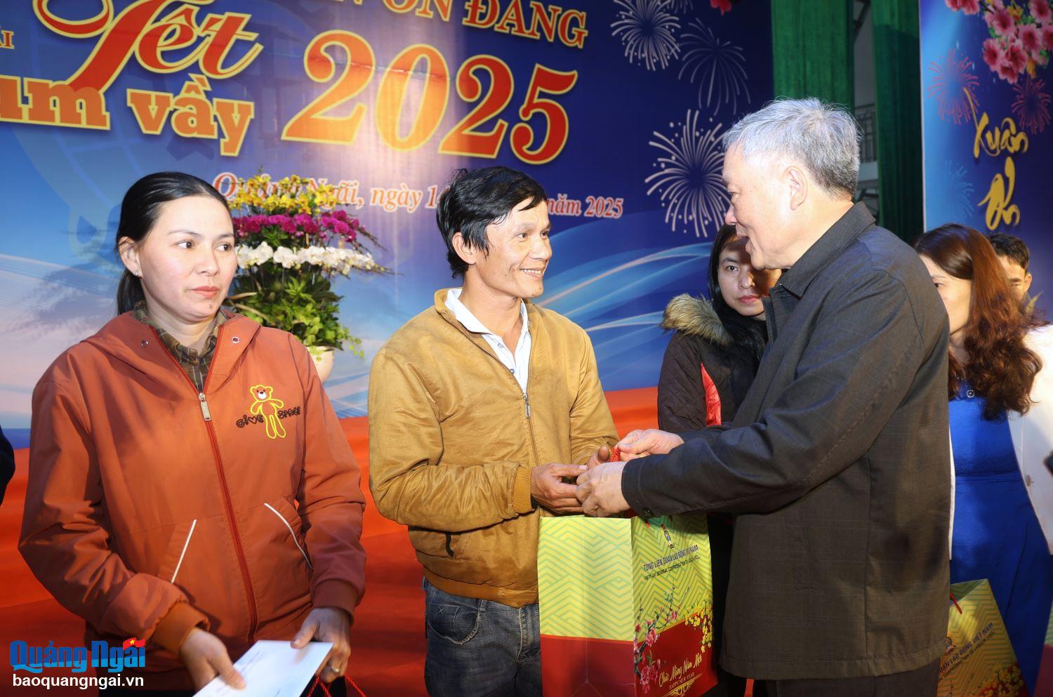 Đoàn viên, người lao động vui đón “Tết sum vầy - Xuân ơn Đảng”