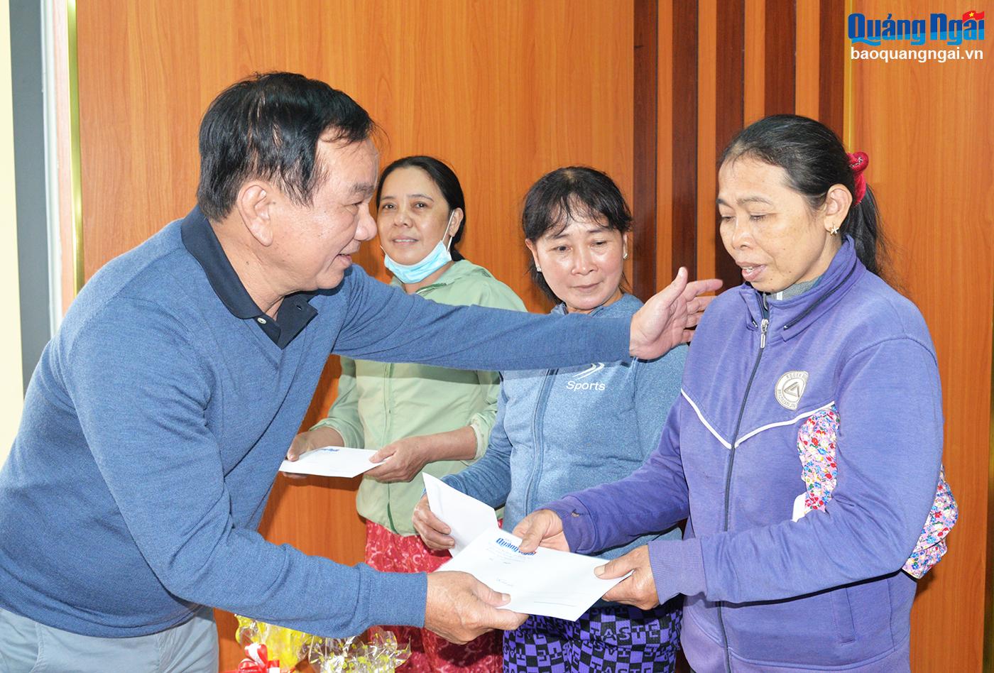 Tặng 180 suất quà Tết cho các gia đình, học sinh hiếu học ở xã Phổ An