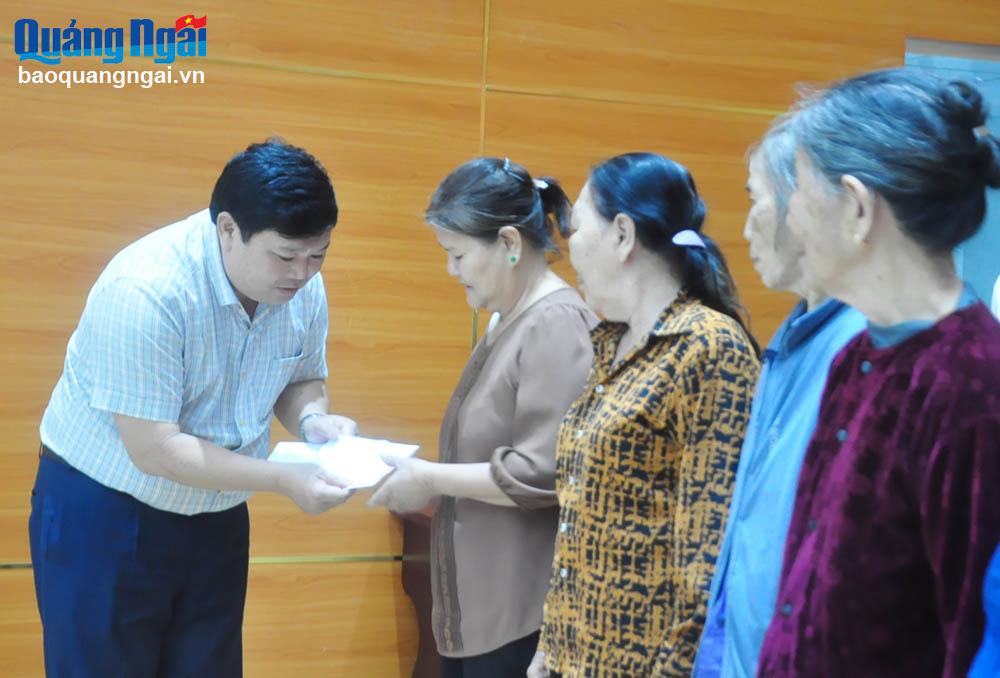 Tặng 200 phần quà Tết cho người nghèo và cán bộ, chiến sĩ tại Lý Sơn