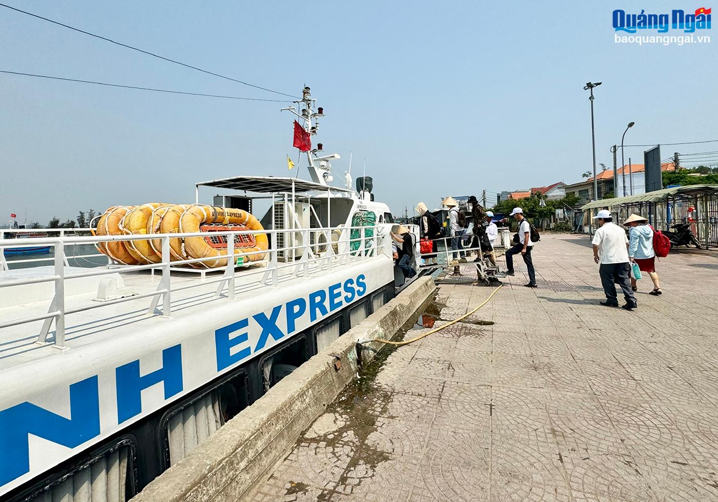 Người dân Lý Sơn chưa thể về quê đón Tết vì biển động