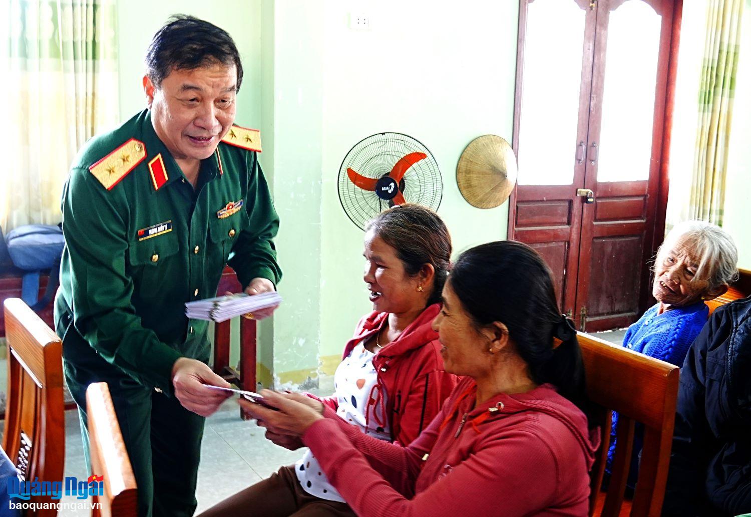 Trung tướng Trương Thiên Tô thăm, tặng quà Tết tại Quảng Ngãi