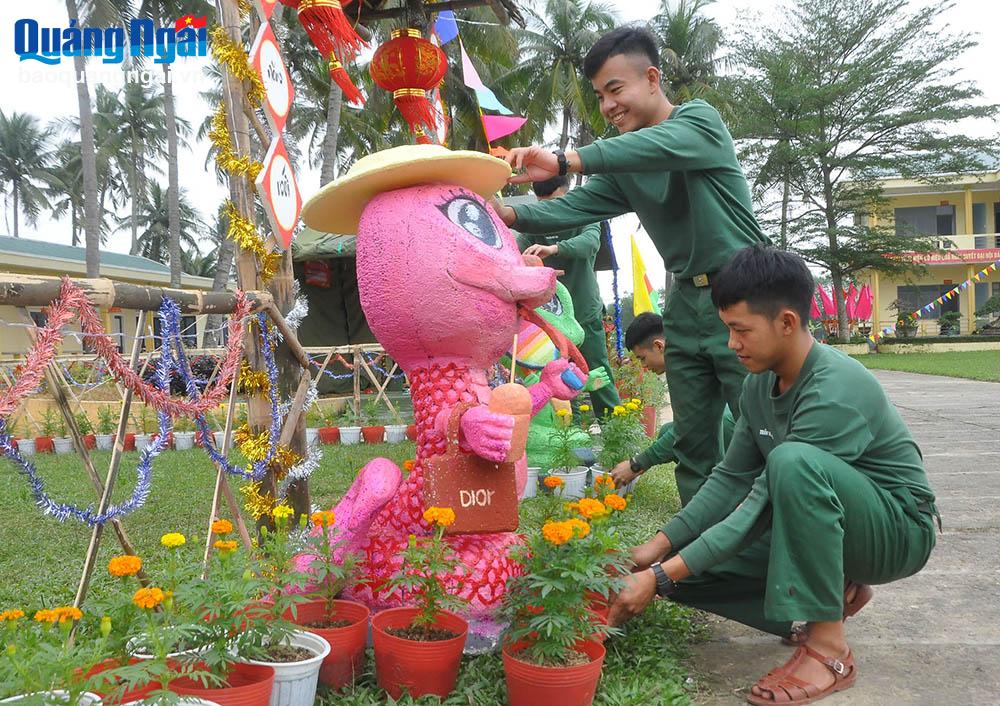 Xuân về trong doanh trại