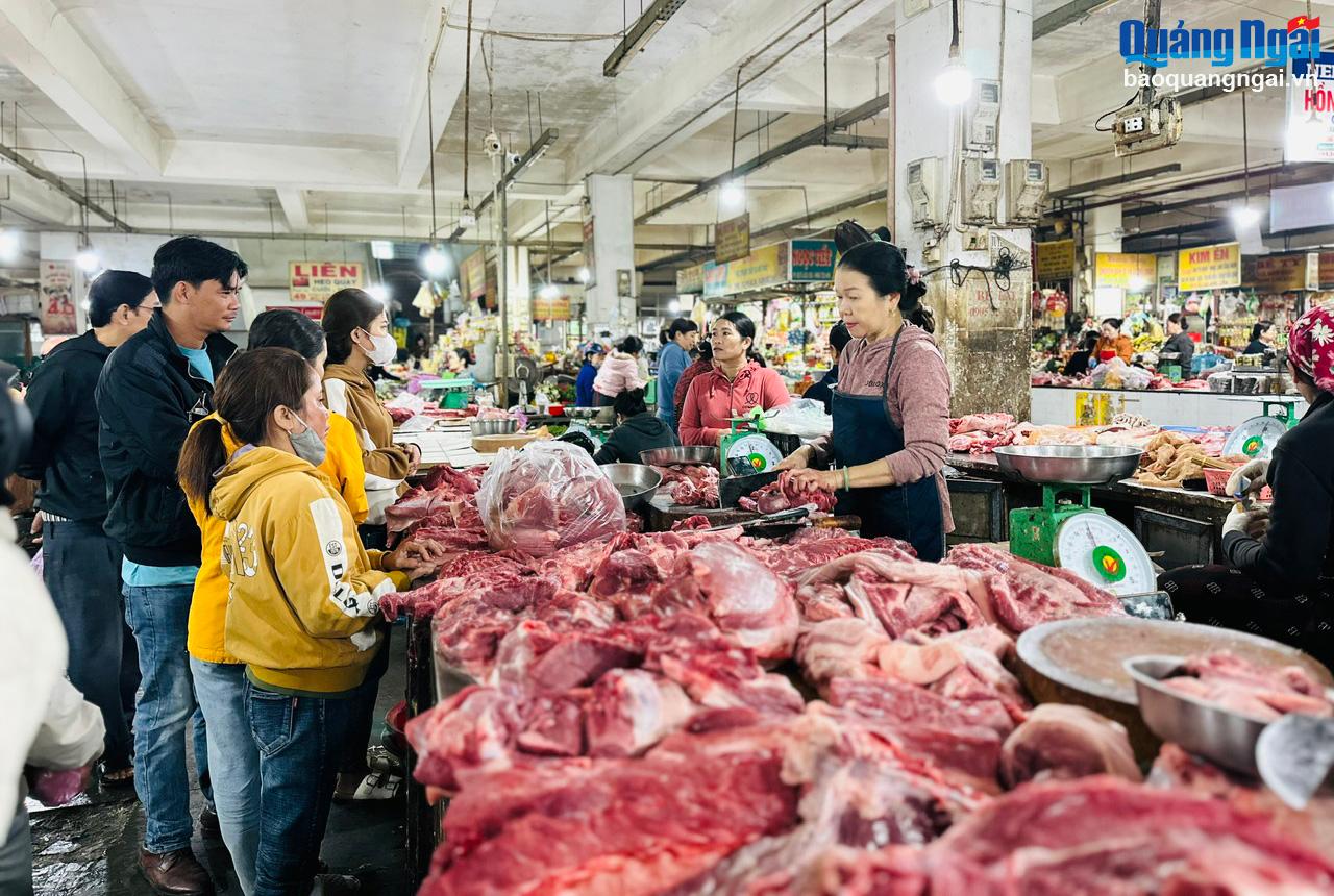 Giá heo tăng cao, người chăn nuôi phấn khởi