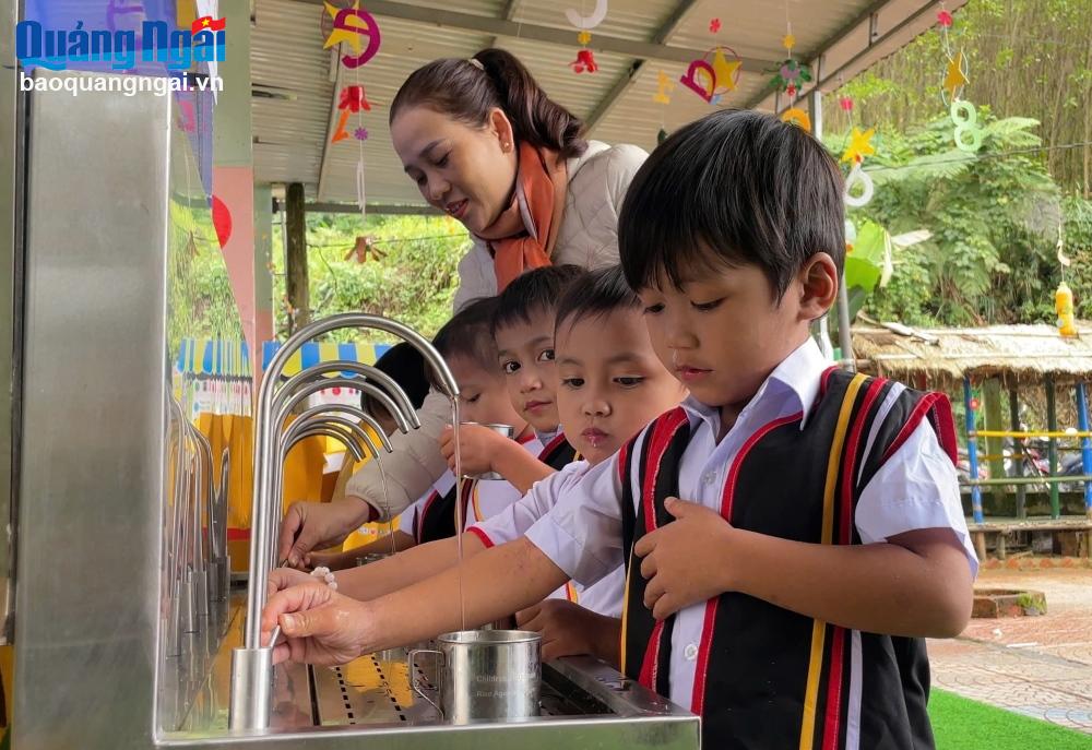 Bàn giao hệ thống lọc nước cho trường mầm non ở Trà Bồng
