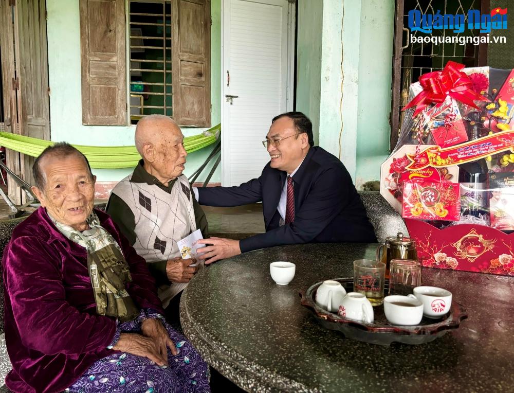 Chủ nhiệm Ủy ban Kiểm tra Tỉnh ủy Võ Văn Quỳnh thăm, chúc Tết gia đình chính sách