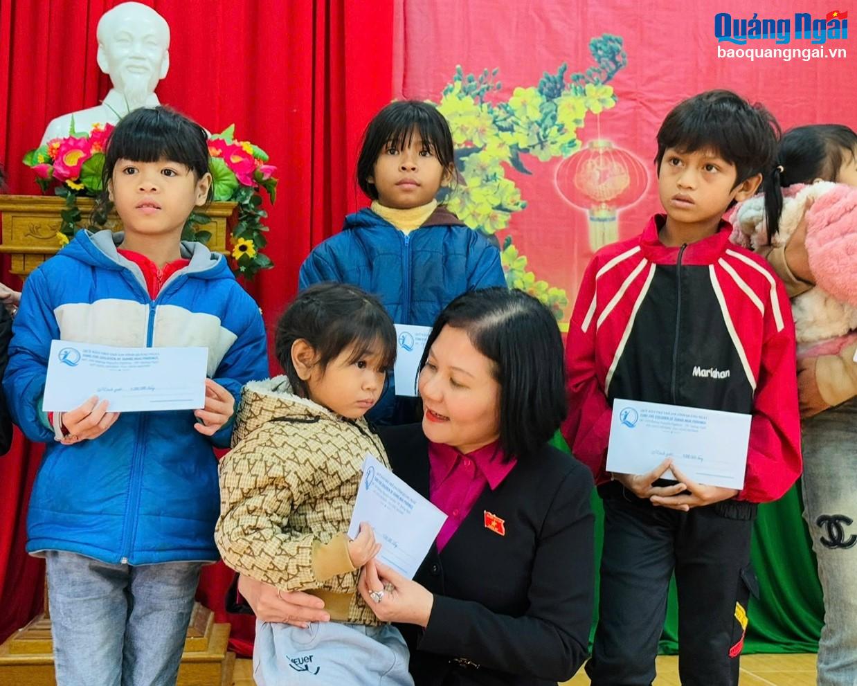 Tặng quà Tết cho người dân xã Sơn Long