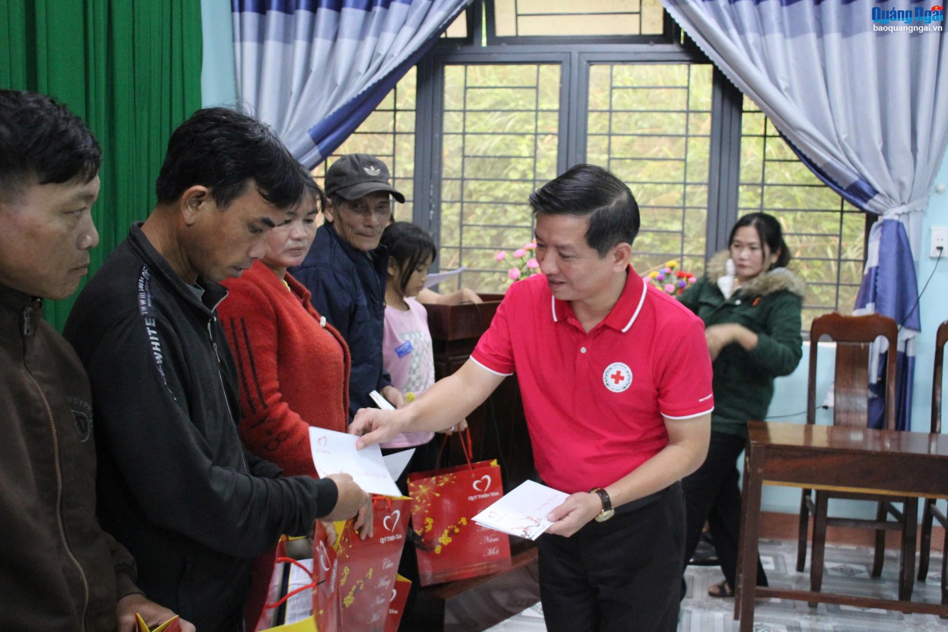 Tặng 1.180 suất quà Tết cho người dân có hoàn cảnh khó khăn ở miền núi 