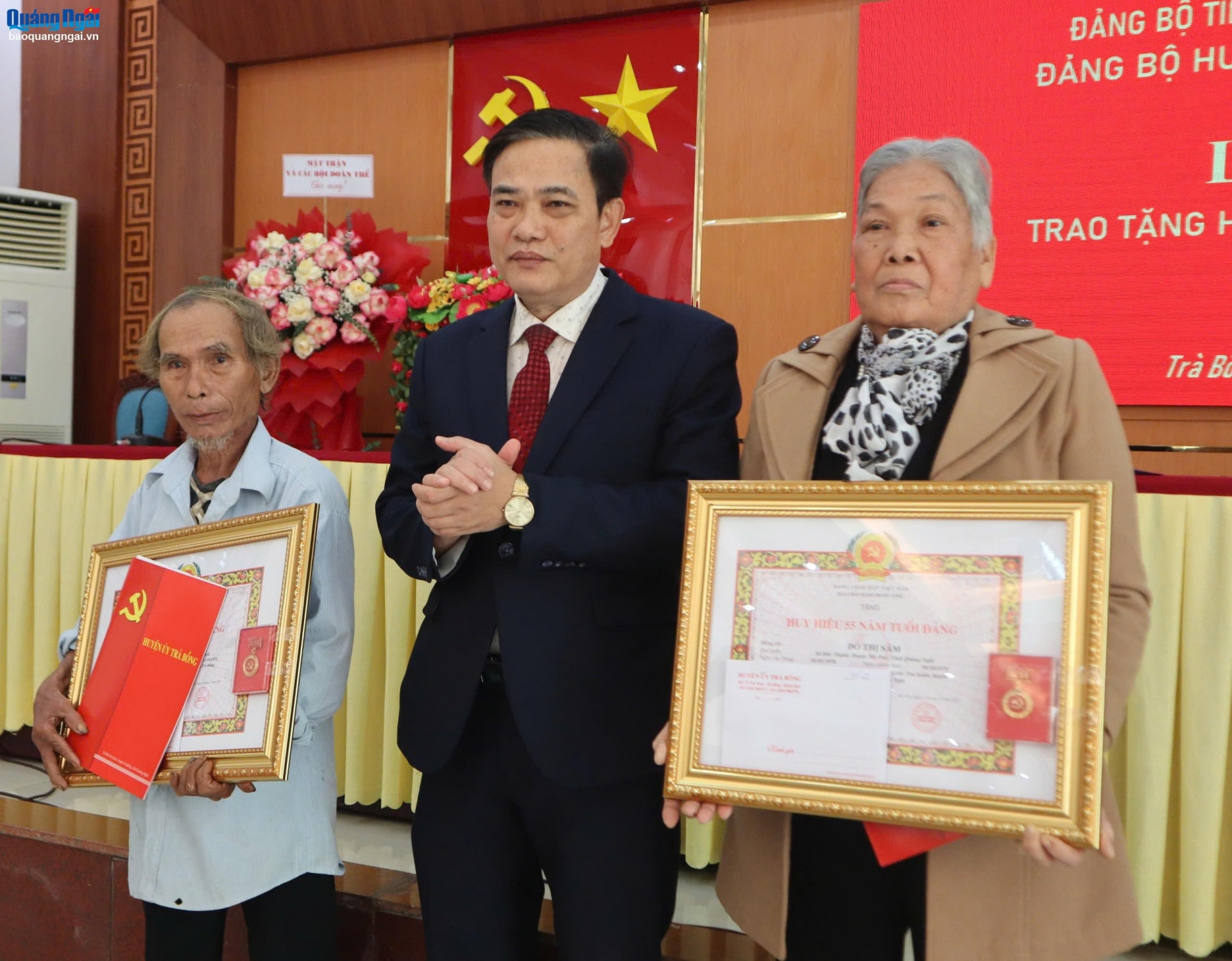 Trà Bồng trao tặng Huy hiệu Đảng đợt 3/2 cho 12 đảng viên 