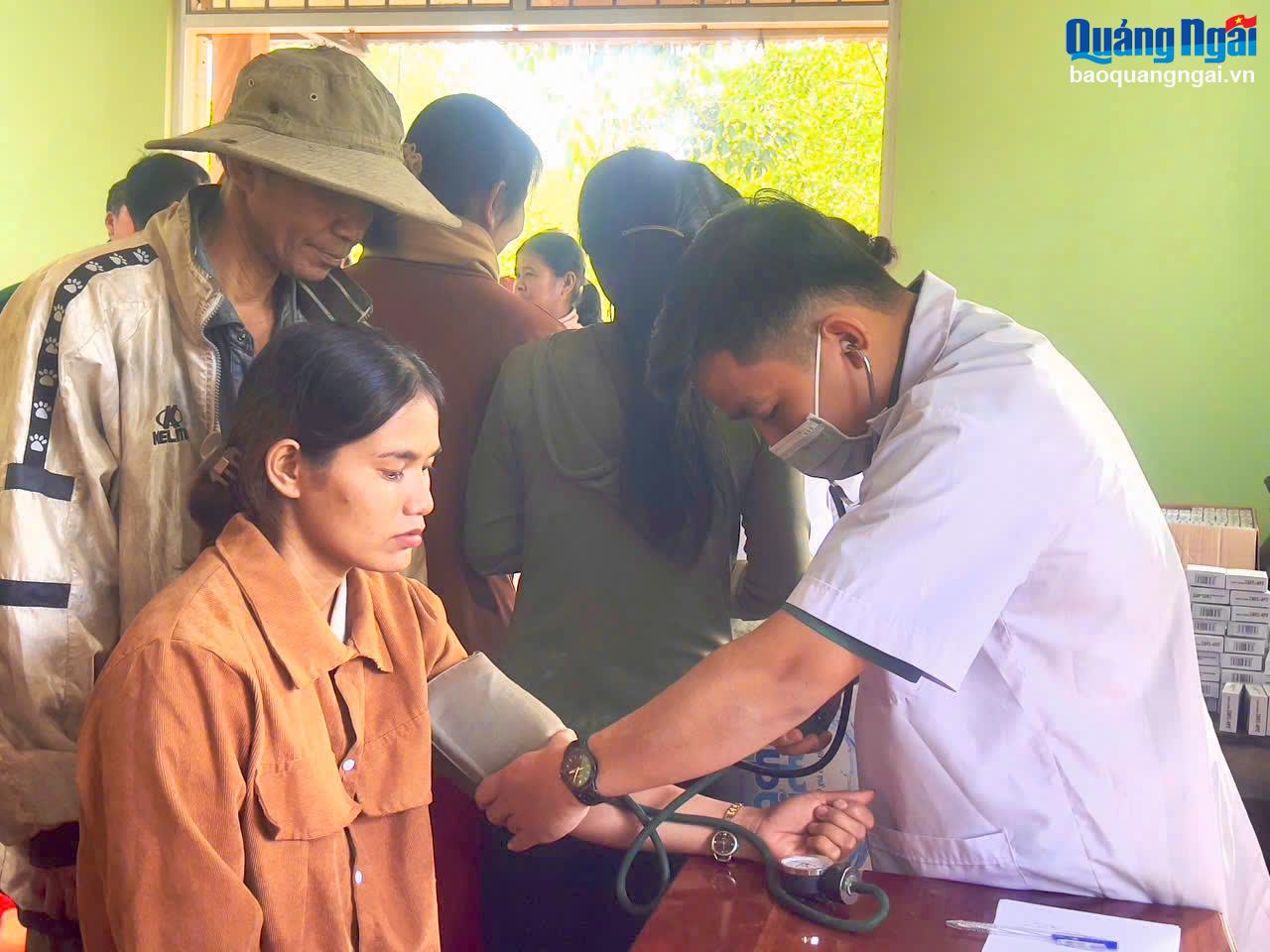 Tặng quà Tết cho người dân xã Ba Vinh