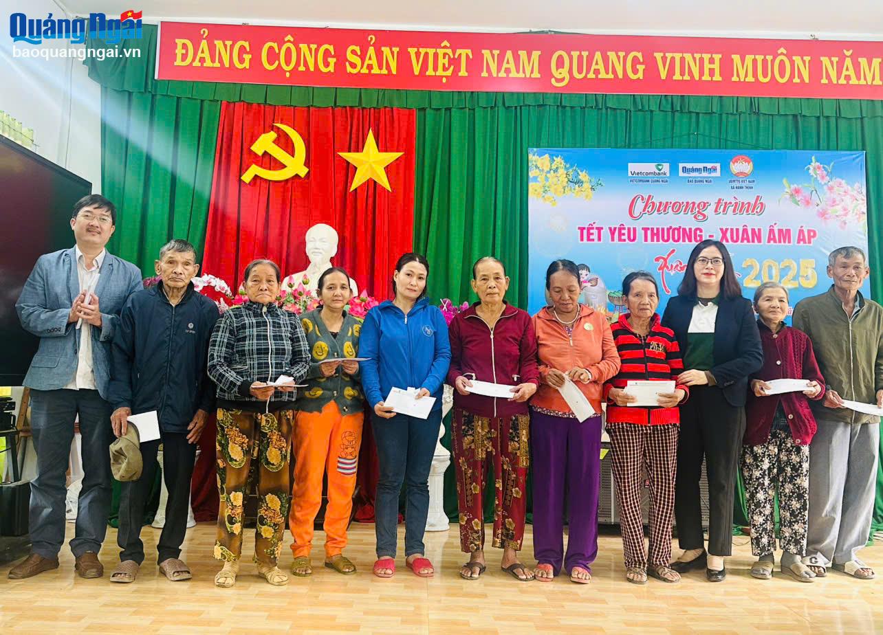 Tặng quà tết cho hộ nghèo, hộ có hoàn cảnh khó khăn ở xã Hành Thịnh