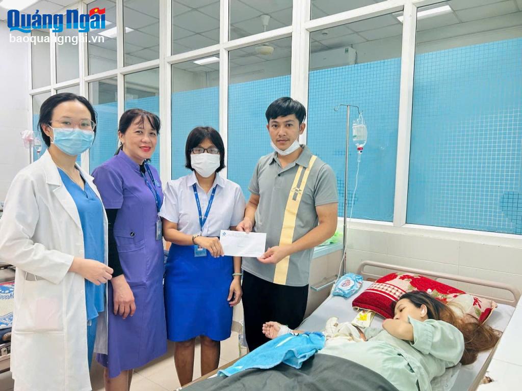 Bệnh viện Sản - Nhi tỉnh tặng quà Tết cho bệnh nhân nghèo