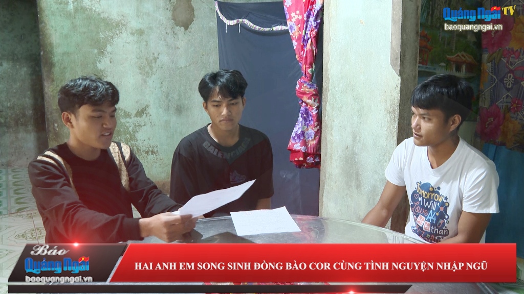 Video: Hai anh em song sinh đồng bào Cor cùng tình nguyện nhập ngũ