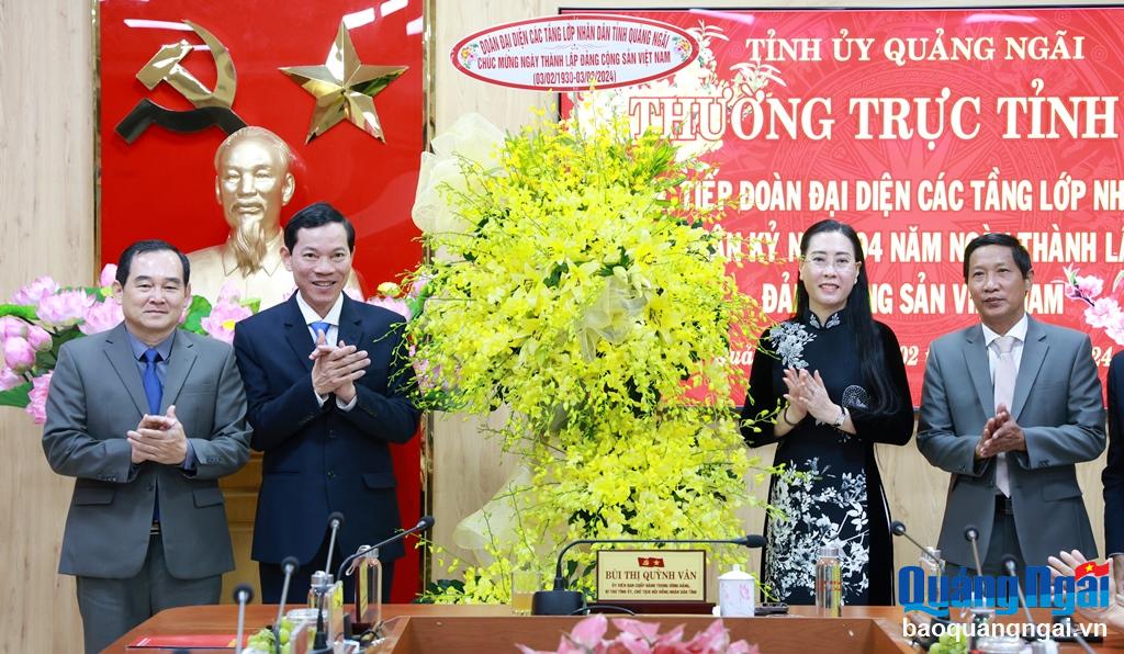 Đoàn đại biểu đại diện các tầng lớp nhân dân trong tỉnh đến thăm, chúc mừng Tỉnh ủy