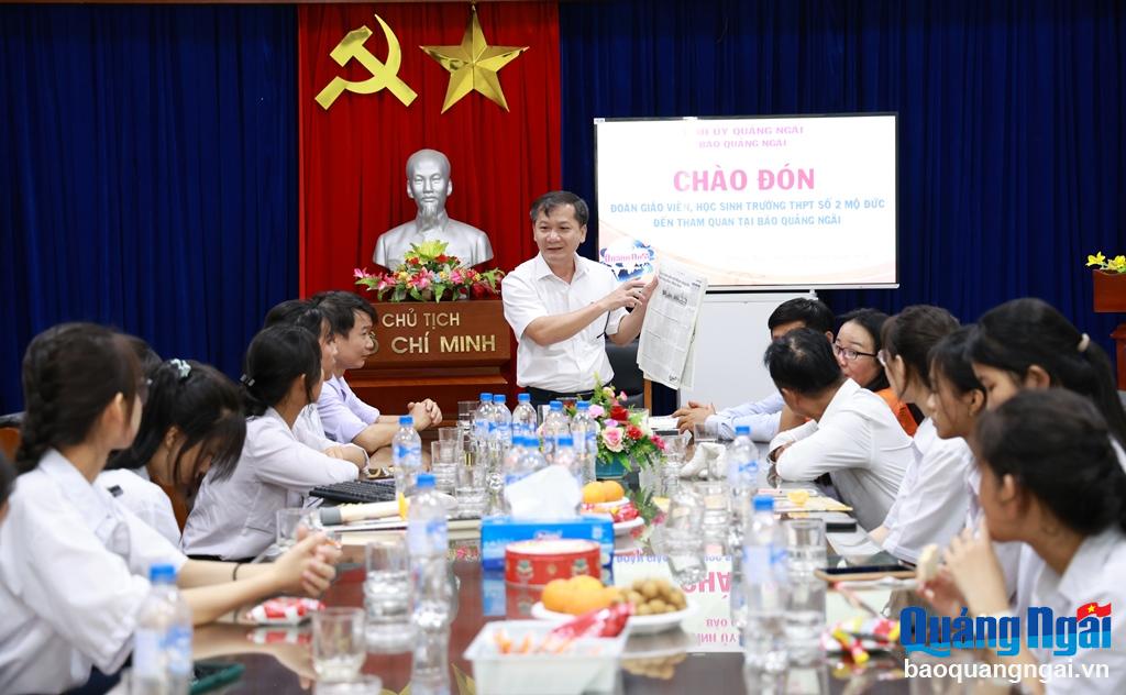 Học sinh Trường THPT số 2 Mộ Đức tham quan Báo Quảng Ngãi