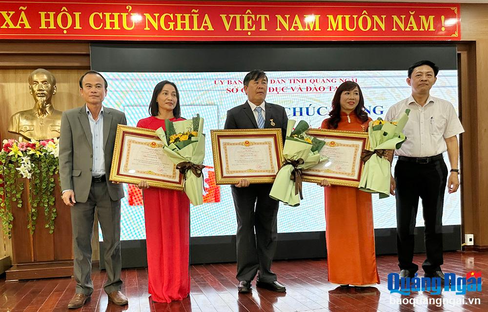 Trao tặng danh hiệu Nhà giáo ưu tú cho 3 cá nhân