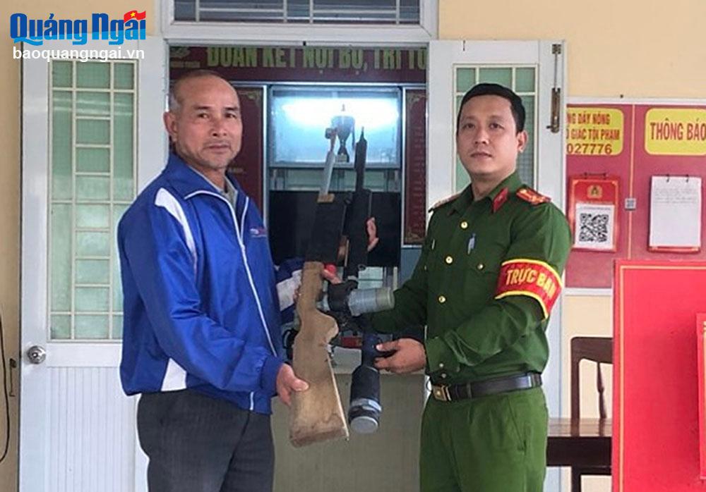 Vận động người dân giao nộp vũ khí