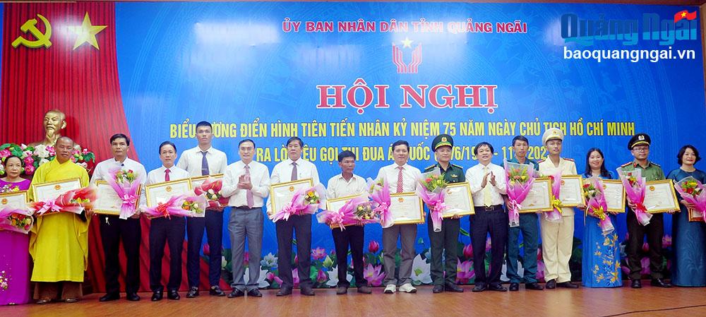 Tạo động lực từ thi đua, khen thưởng