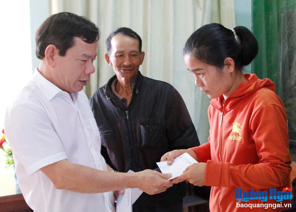 Chủ tịch UBND tỉnh Đặng Văn Minh tặng quà Tết hộ nghèo tại TX.Đức Phổ