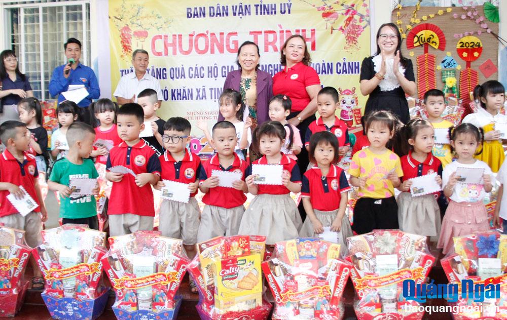 Tặng quà Tết cho học sinh, hộ nghèo xã Tịnh Thọ