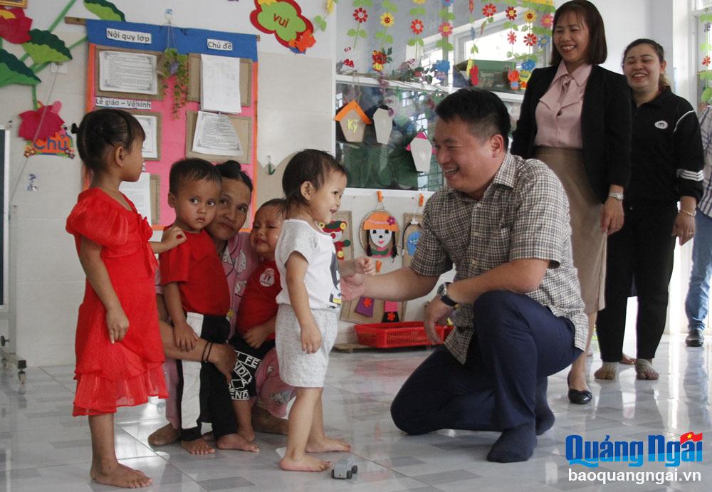 Bàn giao trường mầm non và nhà đại đoàn kết cho hộ nghèo