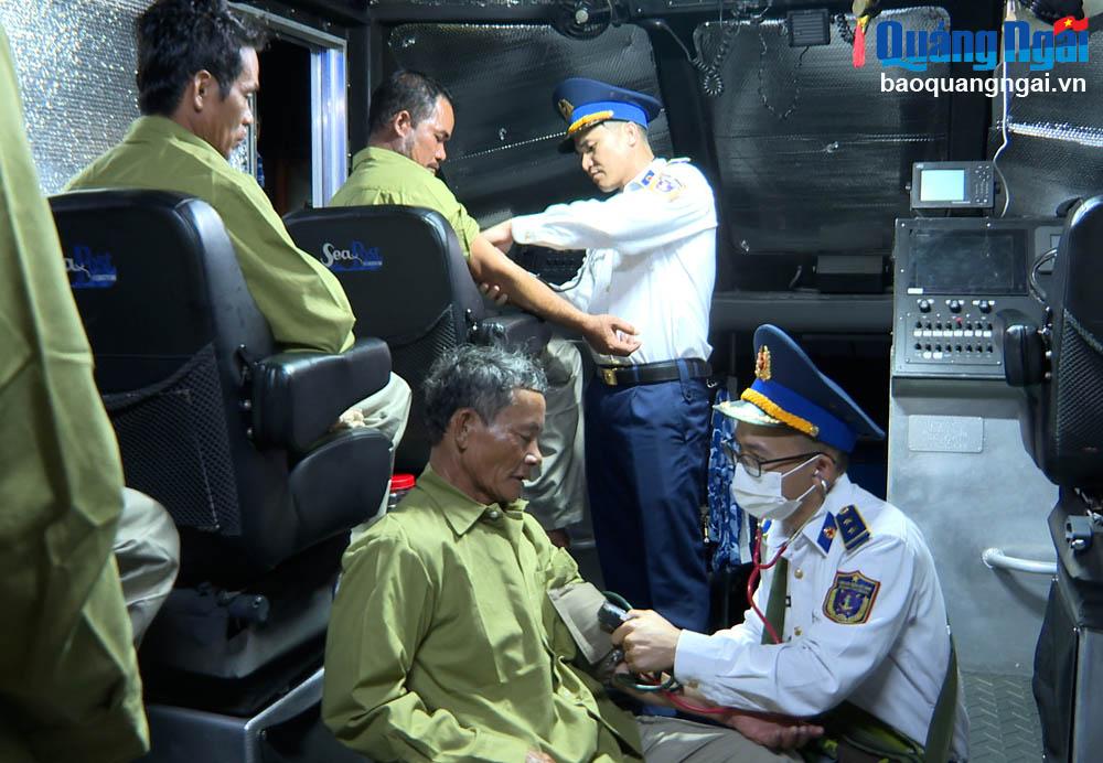 Cứu nạn kịp thời 7 ngư dân bị chìm tàu