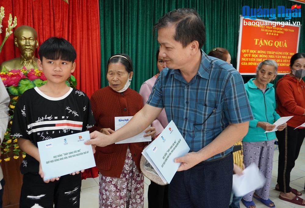 Trao quà Tết cho người nghèo ở xã Hành Tín Tây