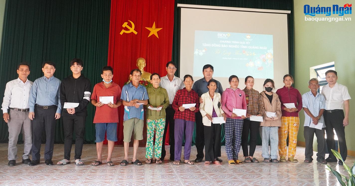 Trao quà Tết cho người nghèo ở huyện Mộ Đức