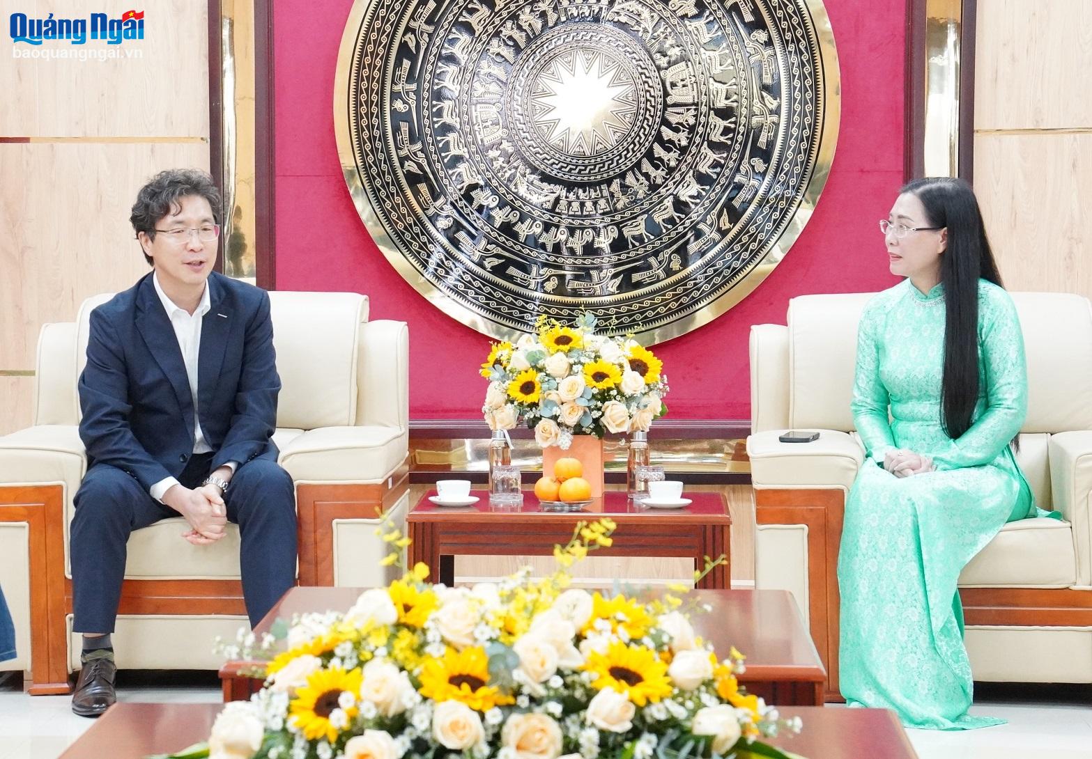 Bí thư Tỉnh ủy Bùi Thị Quỳnh Vân tiếp lãnh đạo Doosan Vina đến thăm, chúc Tết