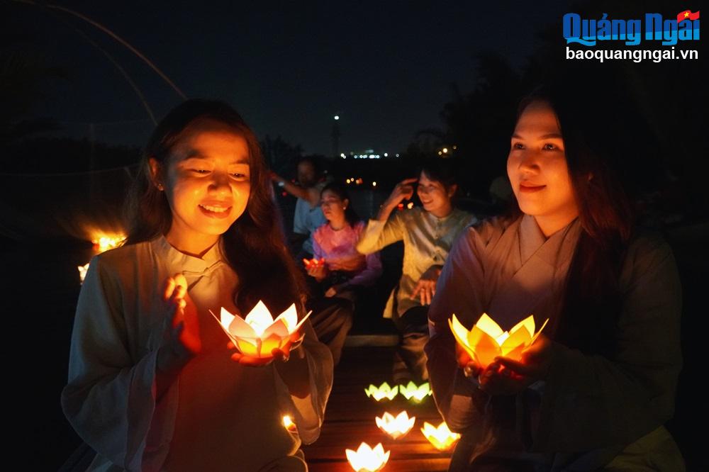 Thả hoa đăng cầu mong bình an