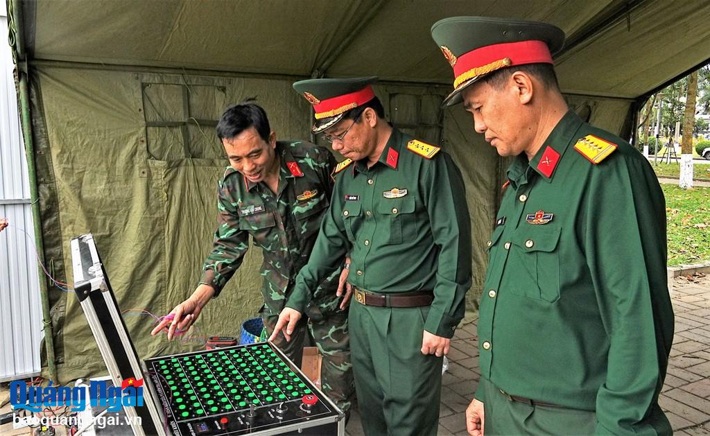 Kiểm tra công tác chuẩn bị bắn pháo hoa đêm giao thừa