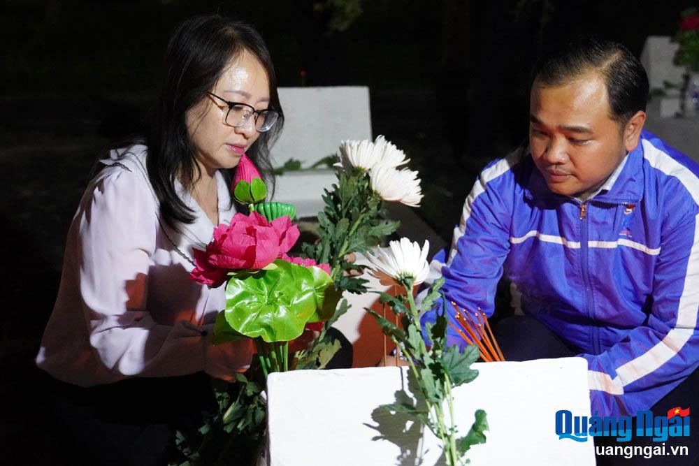 Thắp nến tri ân Anh hùng liệt sĩ