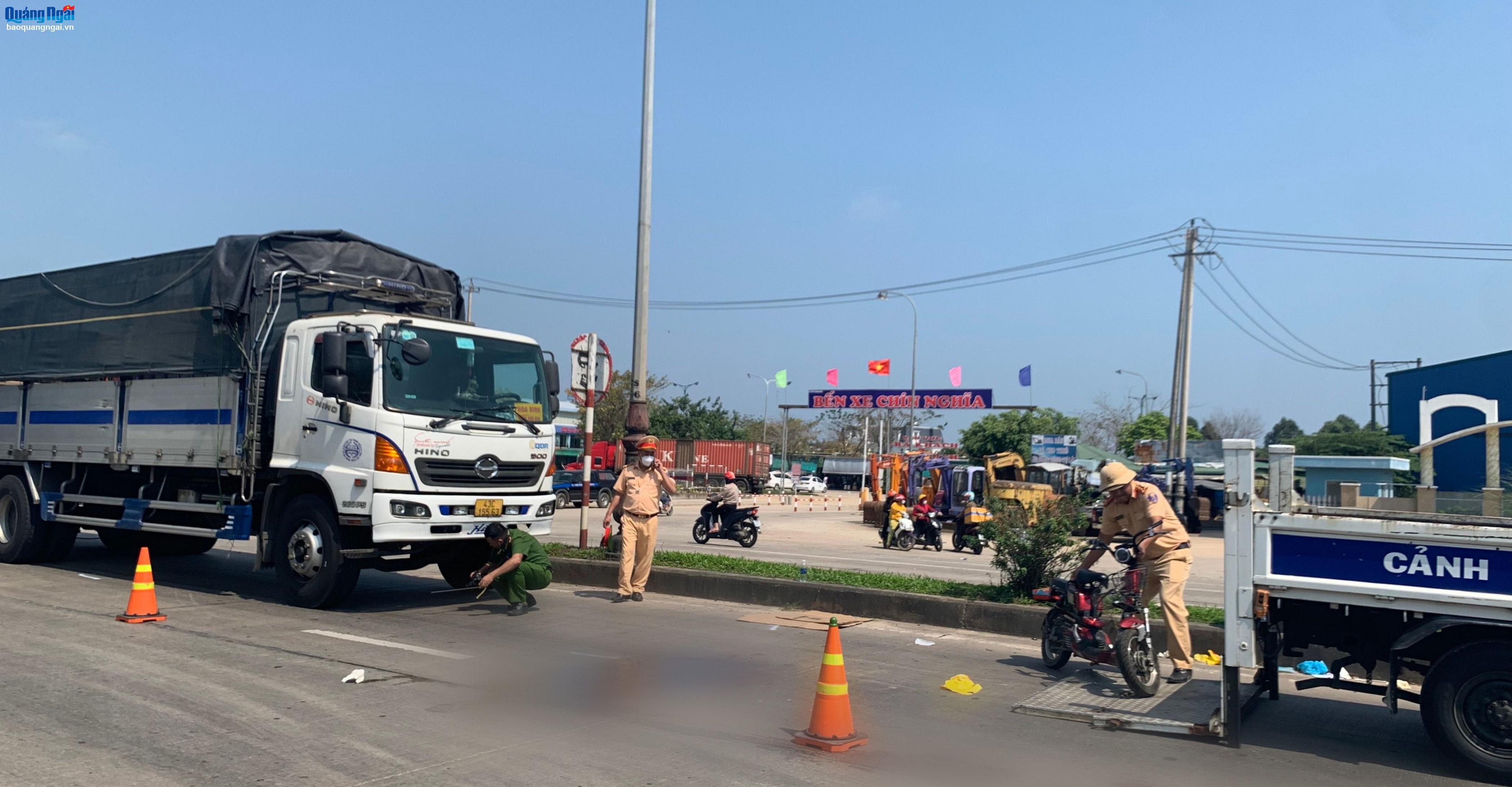 Ô tô tải va chạm với xe đạp điện làm một học sinh tử vong